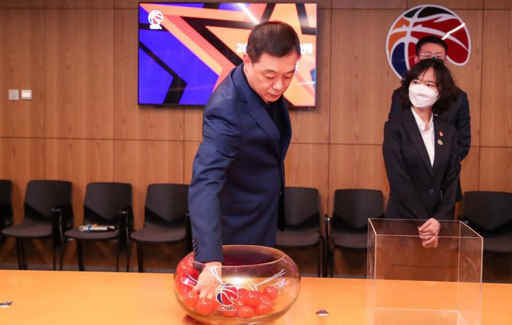 一无所有掉败的画家,碰到一个精明奸滑的发卖代表,他与同事经由过程奇妙的发卖技能,进步了画家的作品价值,当她正筹办沉醉在极年夜名誉中时,却俄然归天。